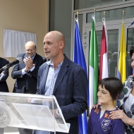 I familiari di Fabio Ferrari e, a sinistra, Davide Bassi e Lorenzo Dellai